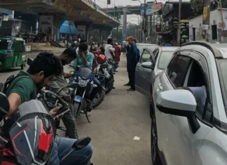 ছুটির দিনেও পাম্পগুলোতে দীর্ঘ লাইন, তেল পেতে লাগছে ৫-৬ ঘণ্টা